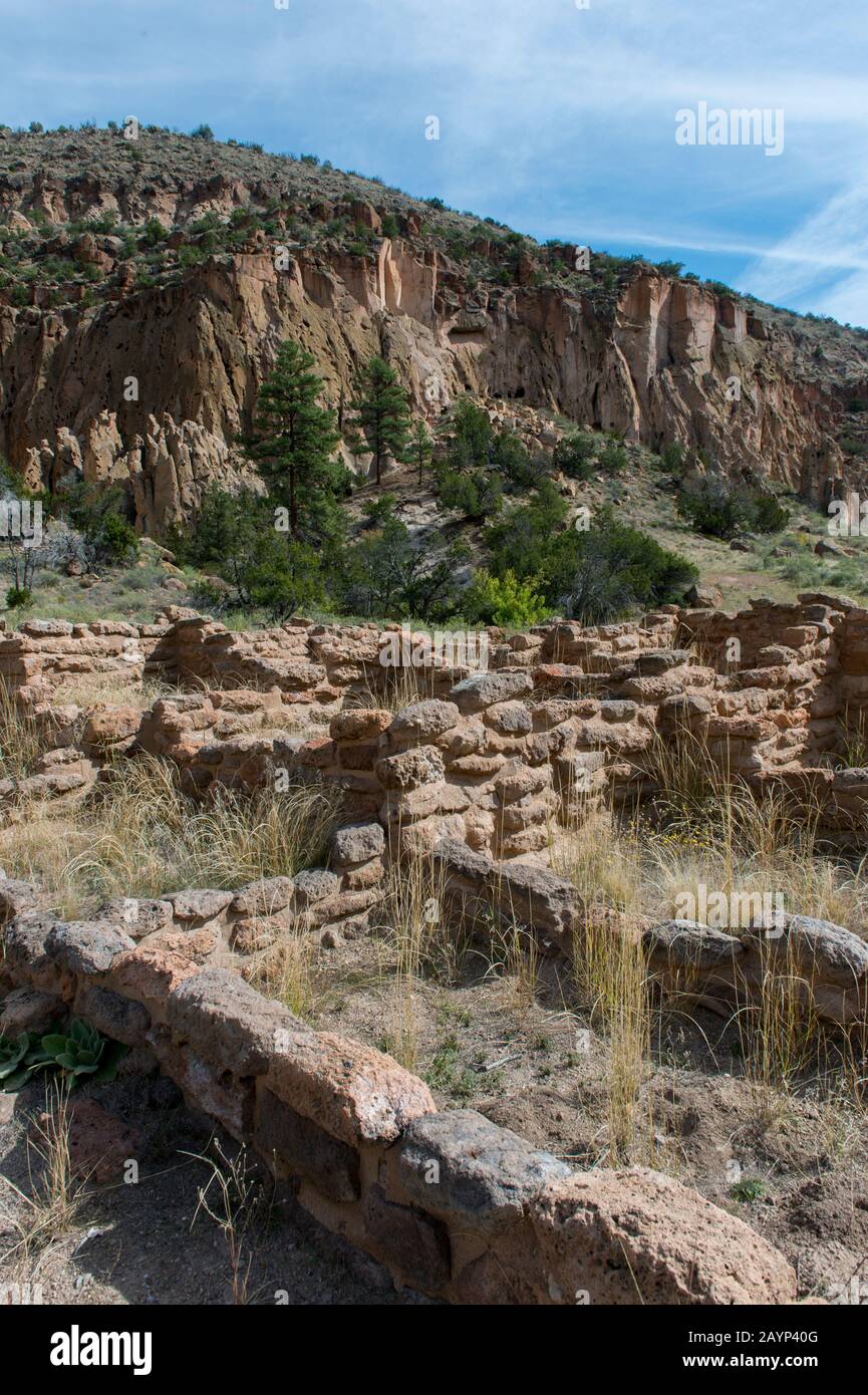 Resti Di Tyuonyi Pueblo Nel Frijoles Canyon, Bandelier National Monument Vicino Los Alamos, New Mexico, Usa. Foto Stock