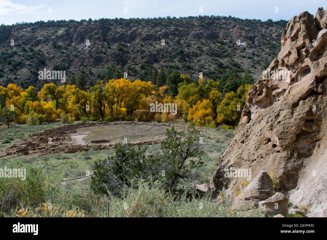 Resti Di Tyuonyi Pueblo Nel Frijoles Canyon, Bandelier National Monument Vicino Los Alamos, New Mexico, Usa. Foto Stock
