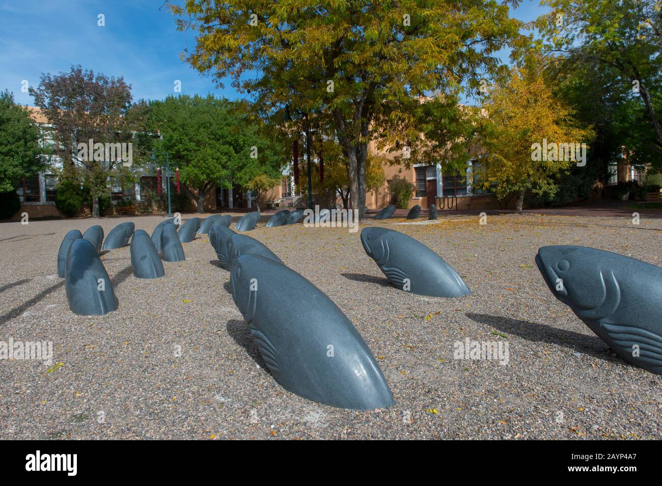 Street scene con opere d'arte (sculture di pesci) nel centro di Santa Fe, New Mexico, Stati Uniti. Foto Stock