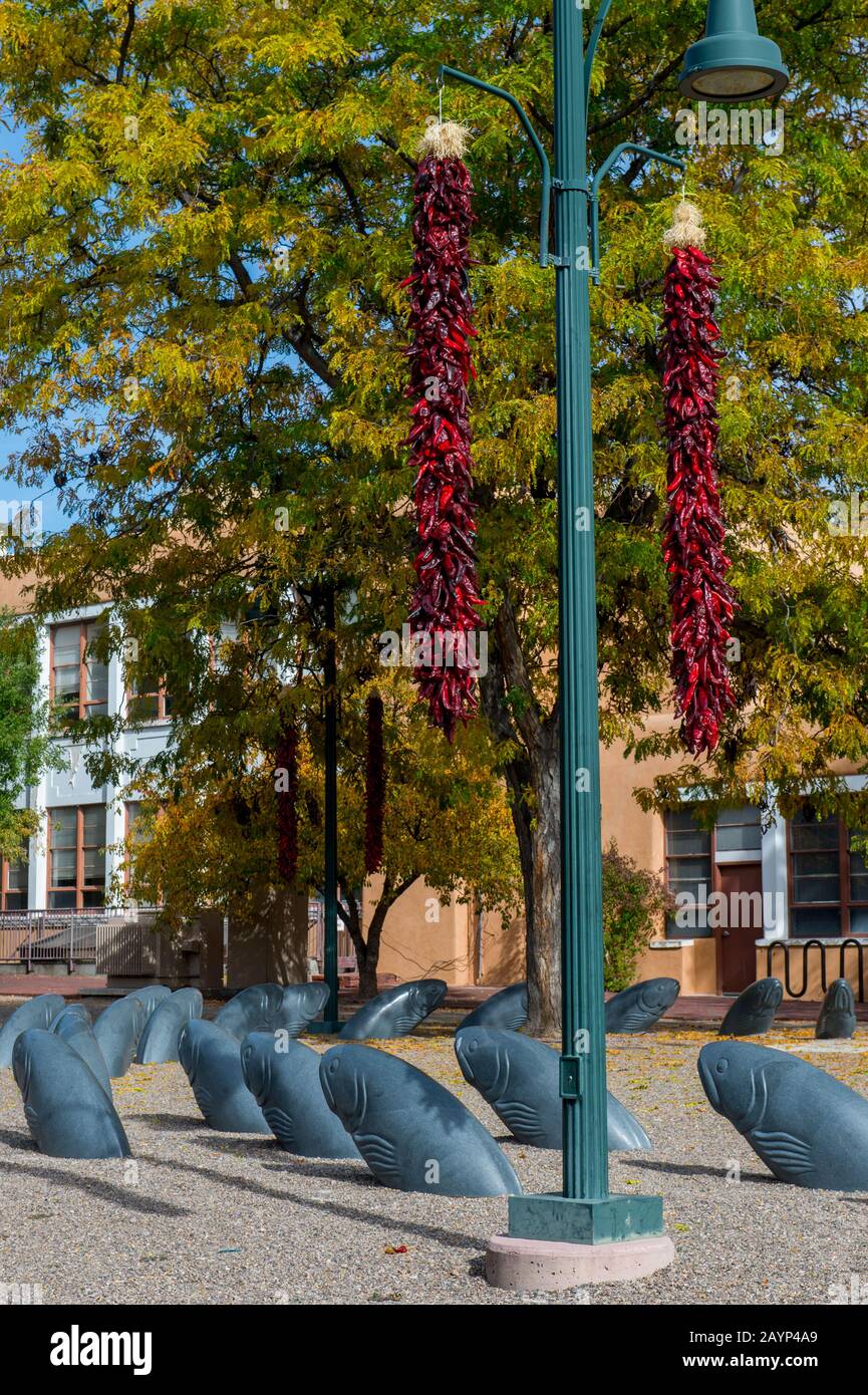 Street scene con opere d'arte (sculture di pesci) nel centro di Santa Fe, New Mexico, Stati Uniti. Foto Stock