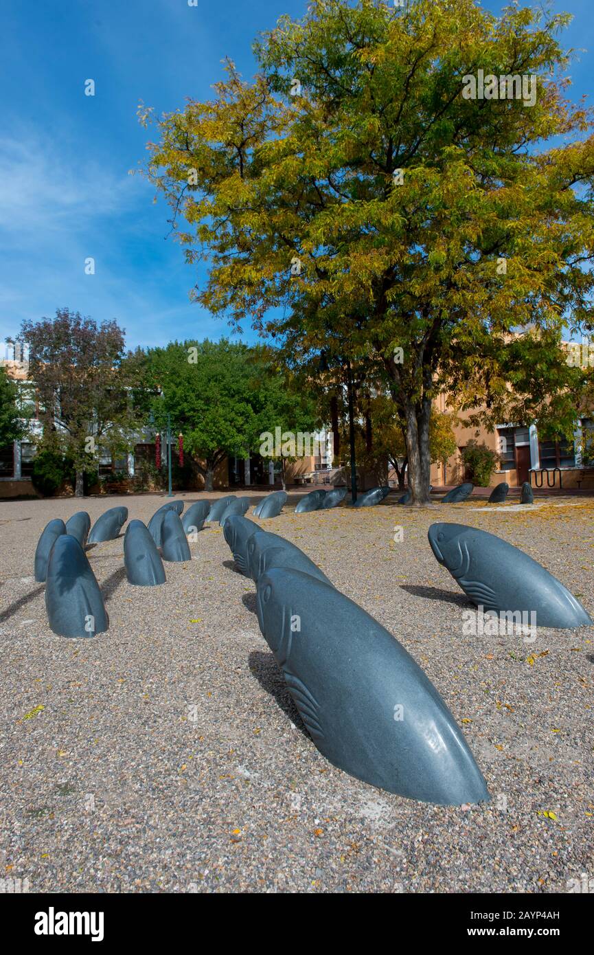 Street scene con opere d'arte (sculture di pesci) nel centro di Santa Fe, New Mexico, Stati Uniti. Foto Stock