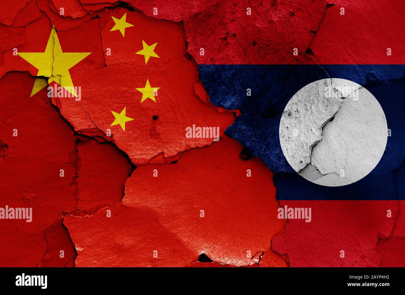 Bandiere della Cina e del Laos dipinte su pareti incrinate Foto Stock