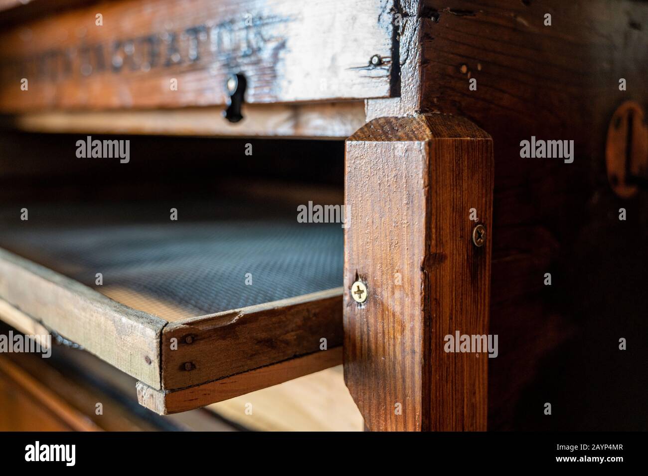 Antico incubatore in legno con finestra panoramica e schermo in metallo Foto Stock