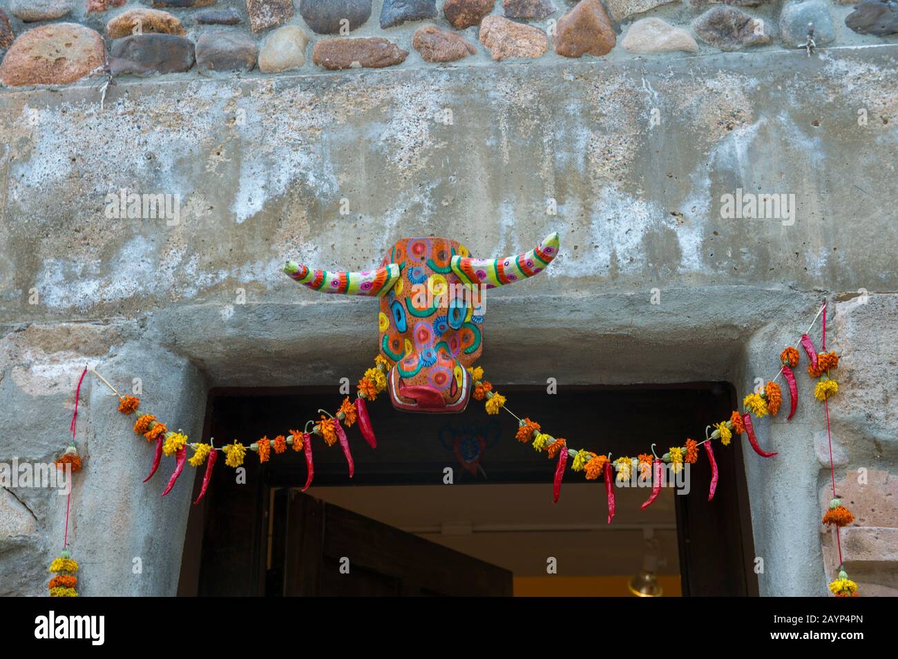 Decorazioni con peperoncino presso una galleria d'arte lungo Canyon Road a Santa Fe, New Mexico. Foto Stock