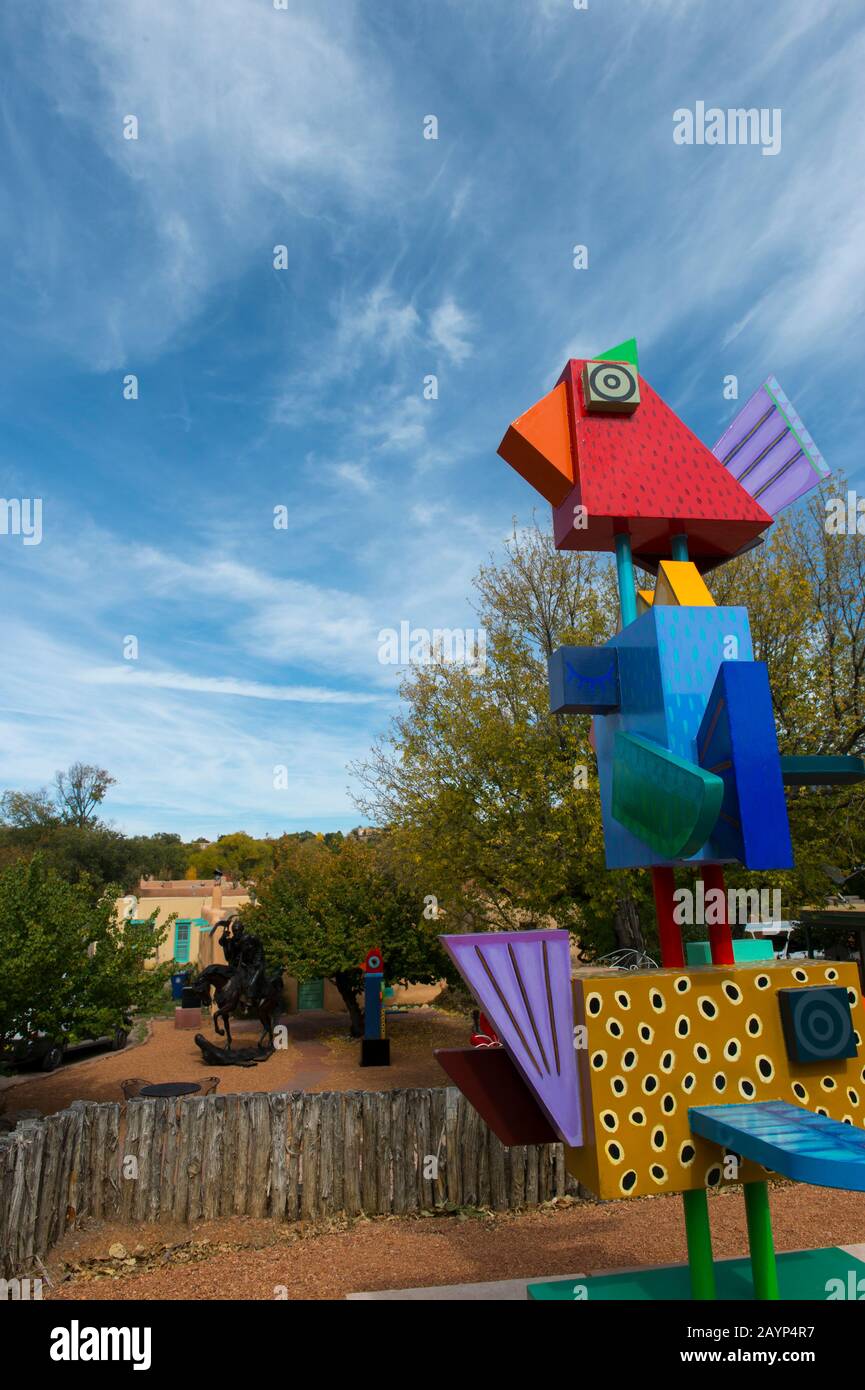 Colorate statue d'arte lungo Canyon Road a Santa Fe, New Mexico. Foto Stock