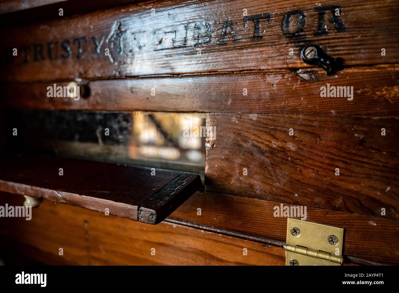 Antico incubatore in legno con finestra panoramica e schermo in metallo Foto Stock