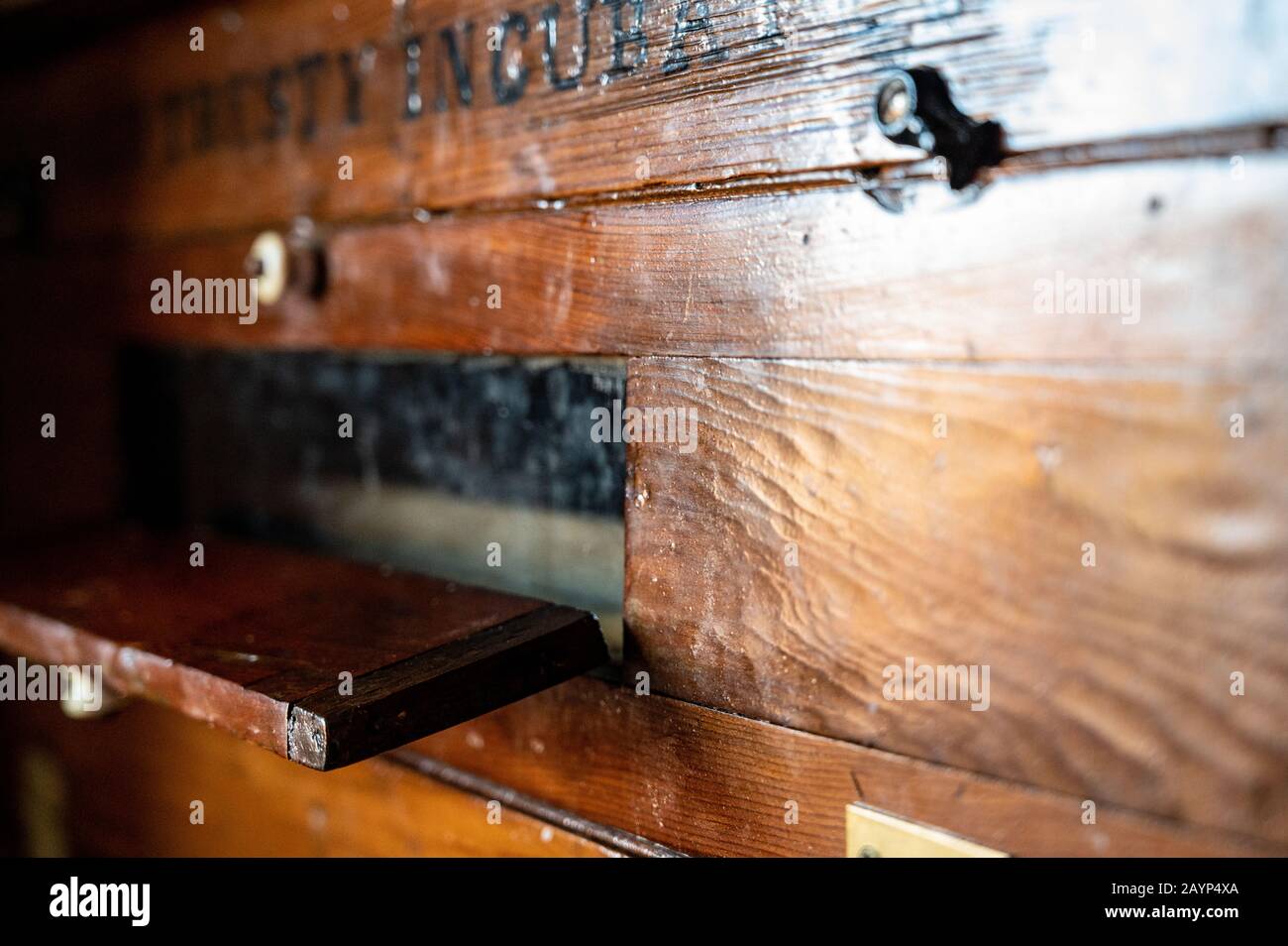 Antico incubatore in legno con finestra panoramica e schermo in metallo Foto Stock