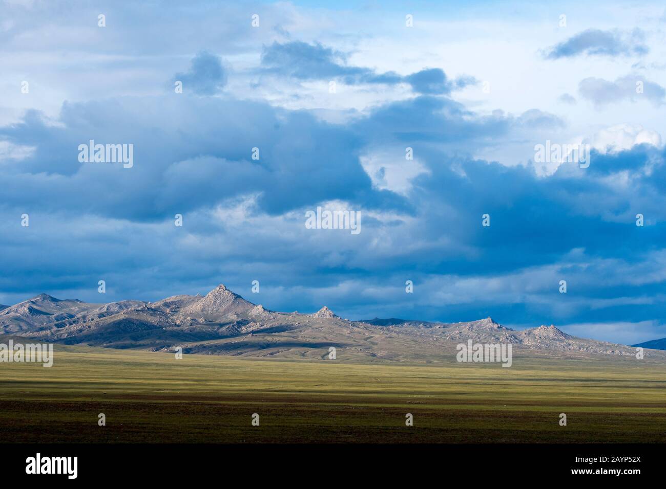 Un paesaggio con montagne e nuvole nel Parco Nazionale di Hustain Nuruu, Mongolia. Foto Stock