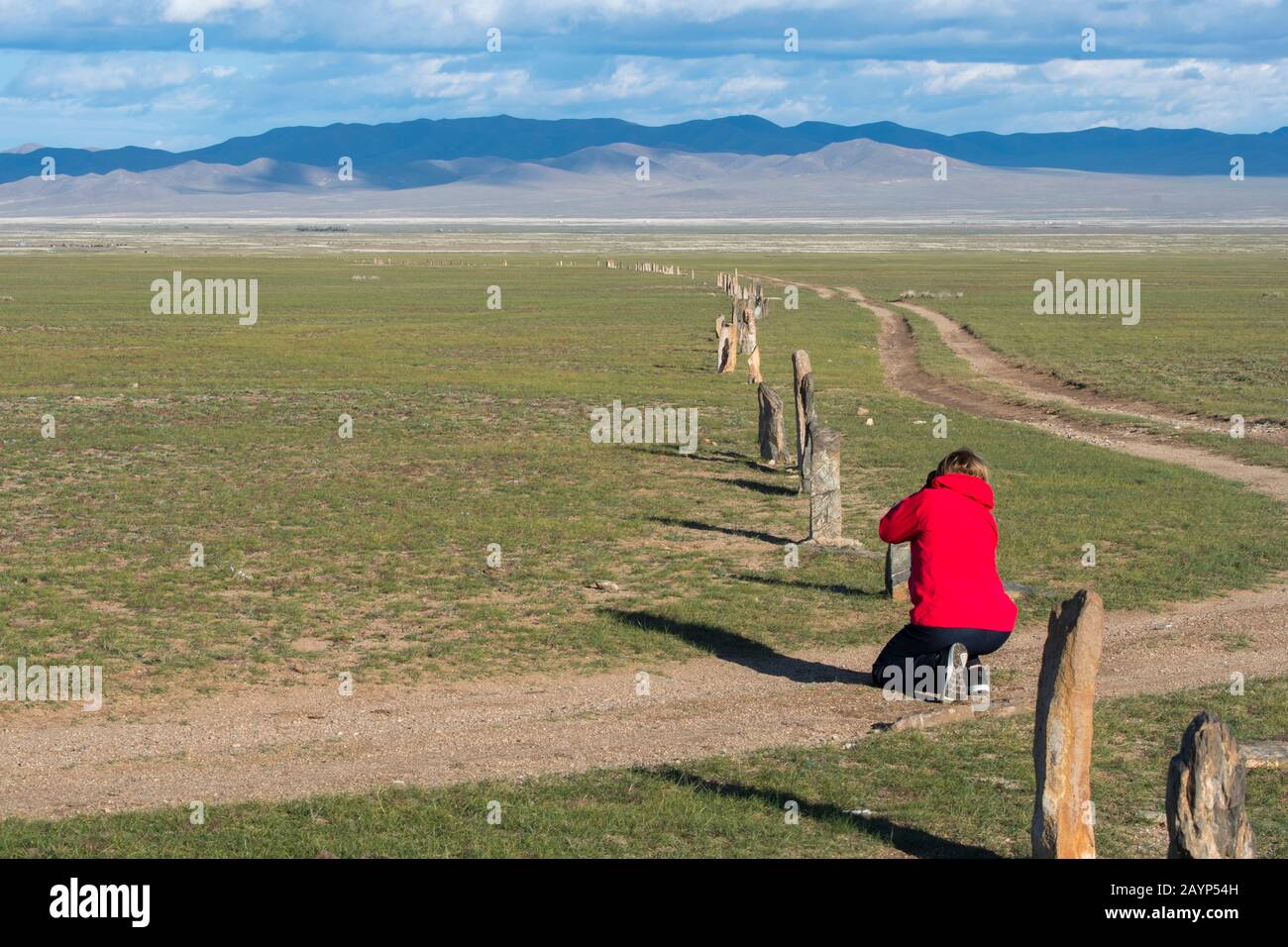 Un turista sta fotografando il complesso di Ungut, un complesso di monumento turkico costituito da pietre dell'uomo e numerose tombe dei secoli 6-8th ad a Hu Foto Stock