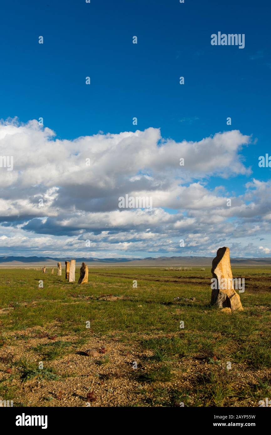 Il complesso Ungut, un complesso di monumenti turklik costituito da pietre dell'uomo e numerose tombe dei secoli 6-8th DC, nel Parco Nazionale di Hustain Nuruu, Foto Stock
