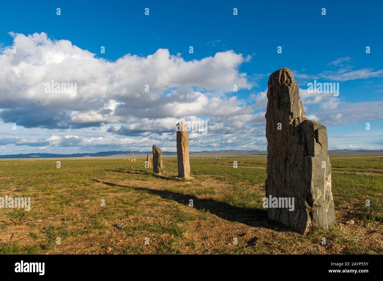 Il complesso Ungut, un complesso di monumenti turklik costituito da pietre dell'uomo e numerose tombe dei secoli 6-8th DC, nel Parco Nazionale di Hustain Nuruu, Foto Stock