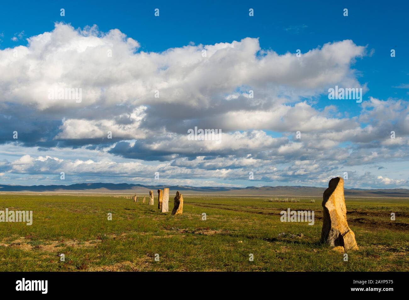 Il complesso Ungut, un complesso di monumenti turklik costituito da pietre dell'uomo e numerose tombe dei secoli 6-8th DC, nel Parco Nazionale di Hustain Nuruu, Foto Stock