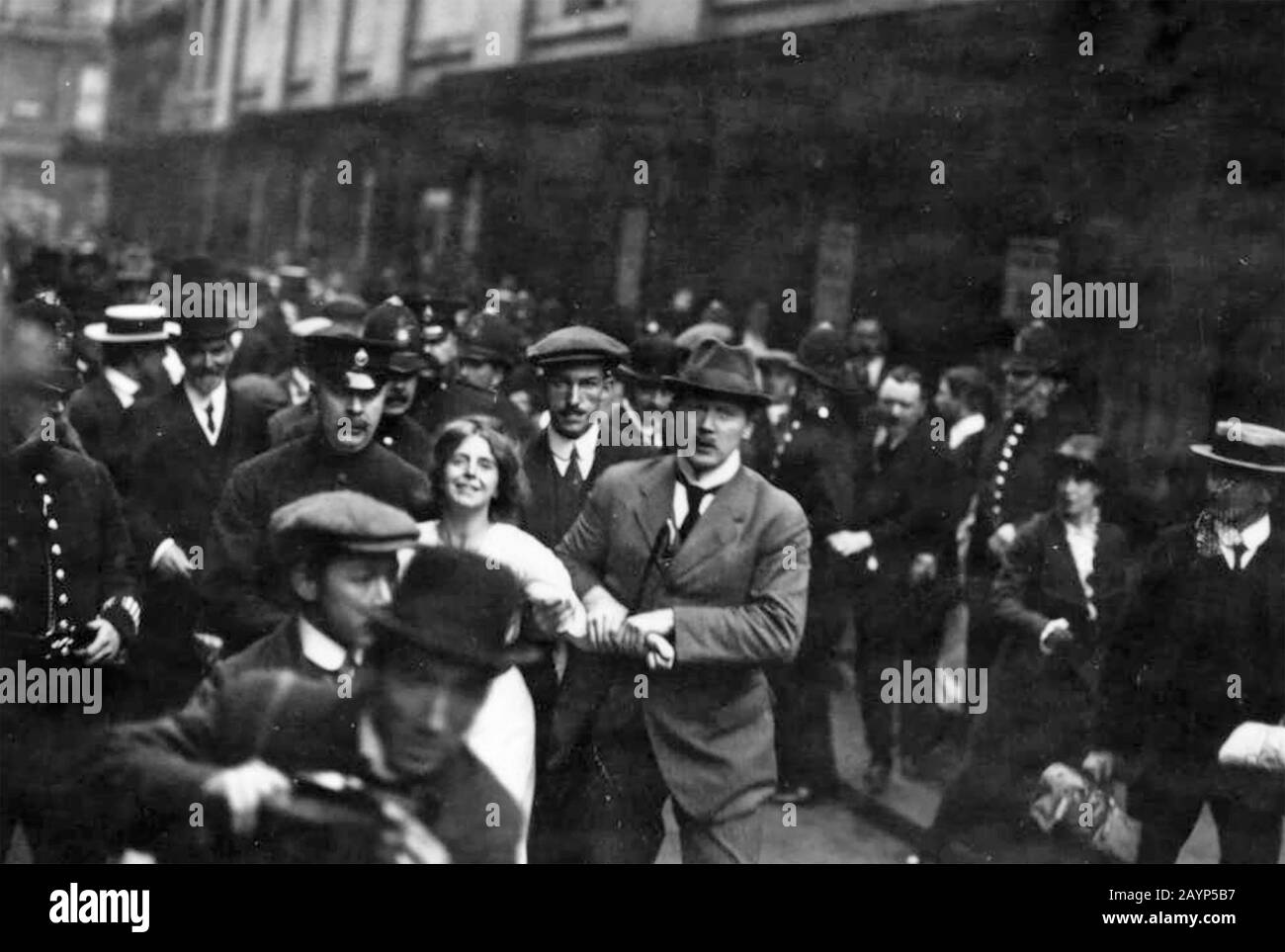 Annie KENNEY (1879-1953) attivista politico inglese e suffragetta agli arresti - data sconosciuta. Foto Stock