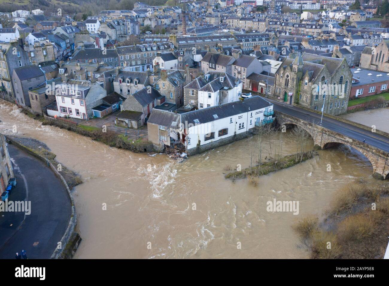 16 Feb 2020. Alti livelli d'acqua dopo la tempesta Dennis nel fiume Slitrig (l) e il fiume Teviot a Hawick ai Confini scozzesi, Scozia, Regno Unito Foto Stock