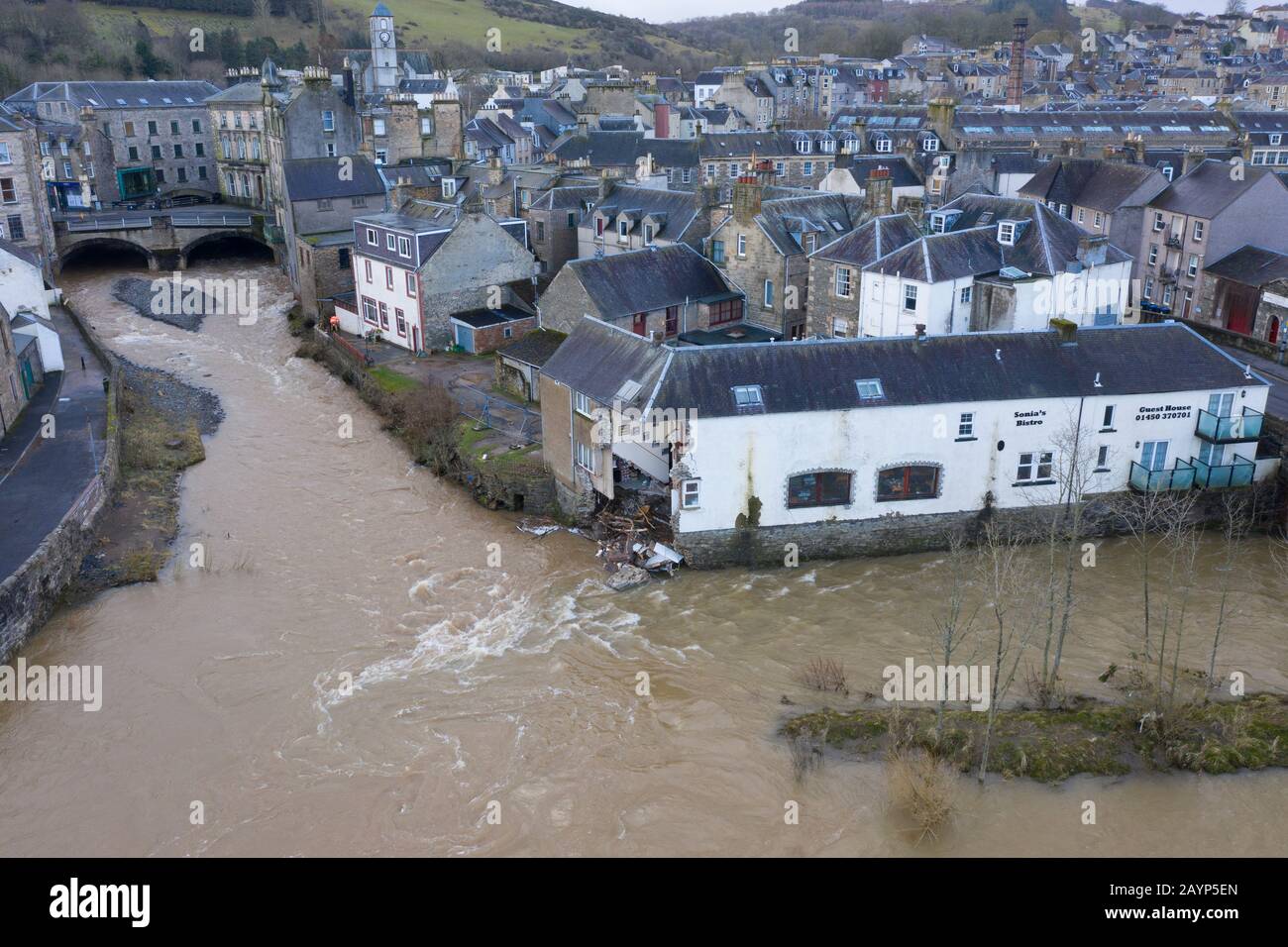 16 Feb 2020. Alti livelli d'acqua dopo la tempesta Dennis nel fiume Slitrig (l) e il fiume Teviot a Hawick ai Confini scozzesi, Scozia, Regno Unito Foto Stock