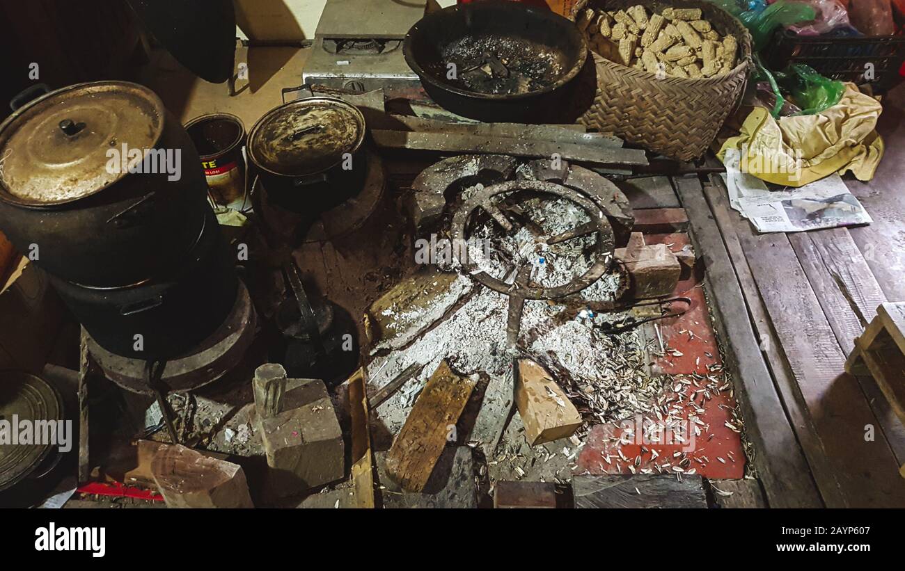 Cucina tradizionale con legna da ardere in una casa Hmong a ha giang, Vietnam Foto Stock