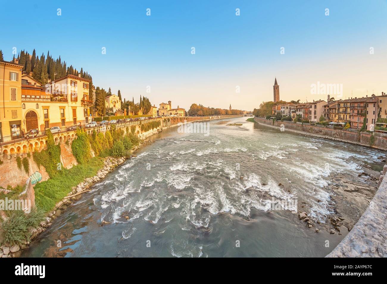 20 OTTOBRE 2018, VERONA, ITALIA: Vista panoramica della città vecchia di Verona e ponte sul fiume Adige. Destinazione di viaggio in Italia concetto Foto Stock