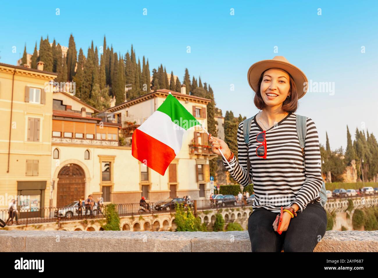 Donna che si gode il suo viaggio a Verona città. Viaggi e vacanze in Italia Foto Stock