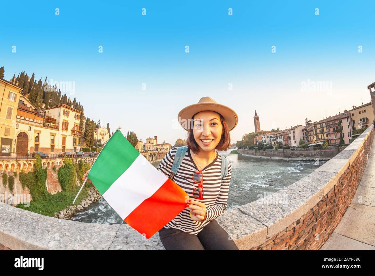 Donna che si gode il suo viaggio a Verona città. Viaggi e vacanze in Italia Foto Stock