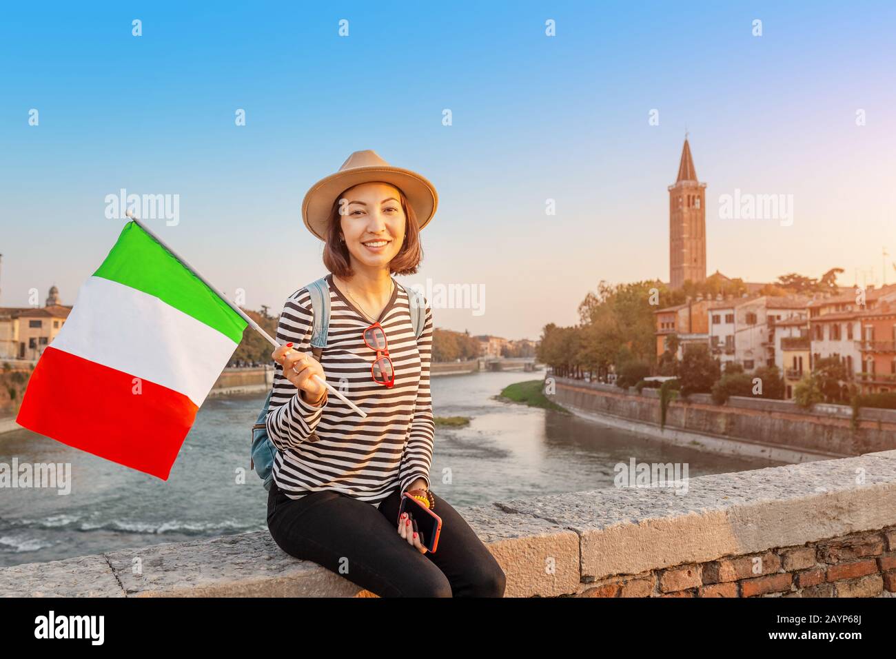 Donna che si gode il suo viaggio a Verona città. Viaggi e vacanze in Italia Foto Stock