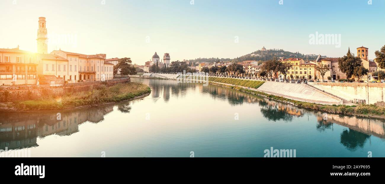 Vista panoramica della città vecchia di Verona e ponte sul fiume Adige. Destinazione di viaggio in Italia concetto Foto Stock
