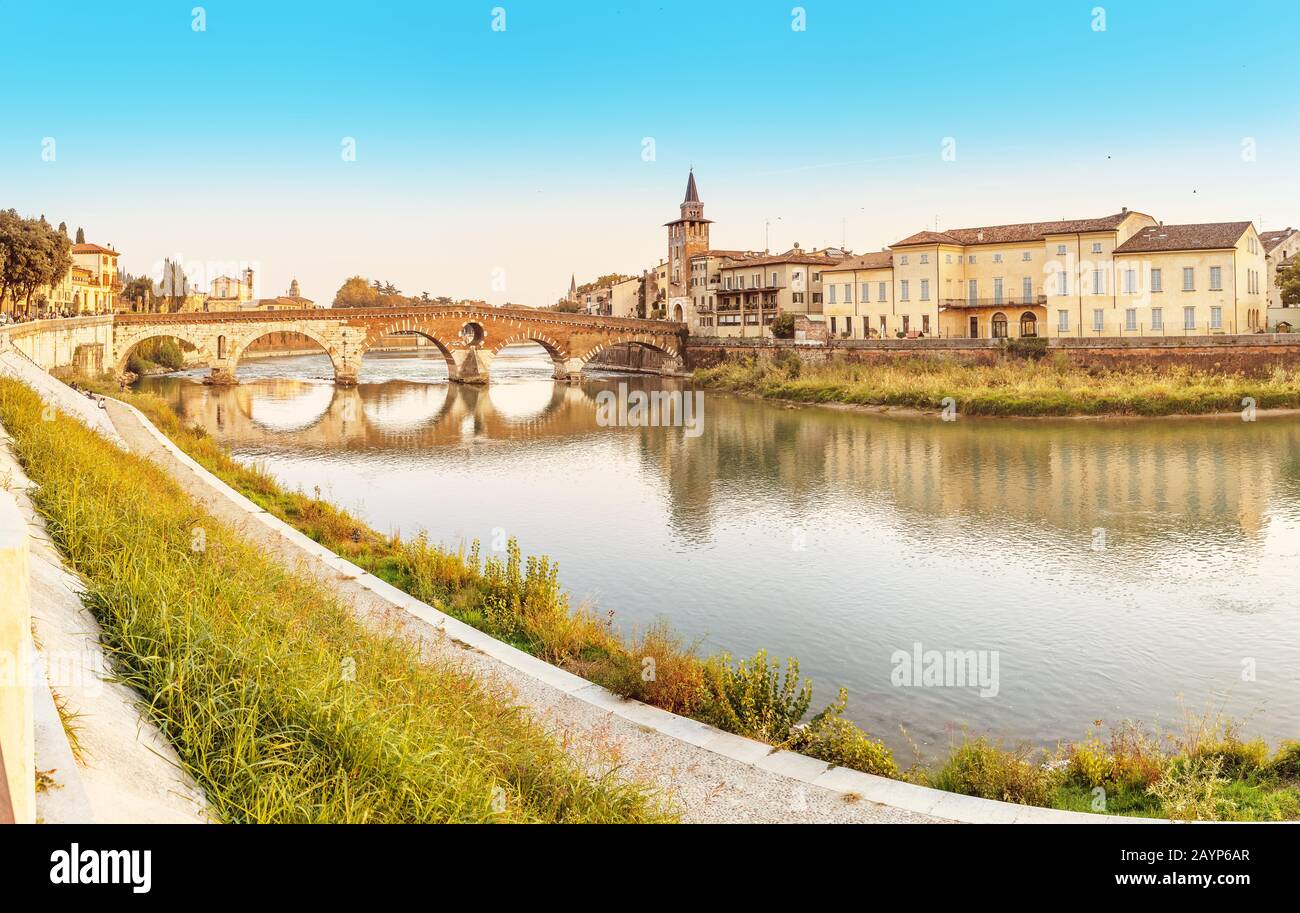 Vista panoramica della città vecchia di Verona e ponte sul fiume Adige. Destinazione di viaggio in Italia concetto Foto Stock