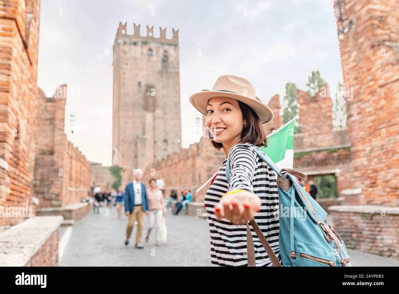 Donna che si gode il suo viaggio a Verona città. Viaggi e vacanze in Italia Foto Stock