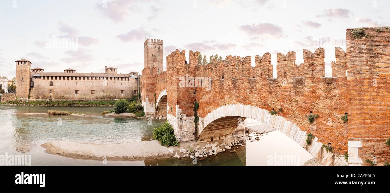 Vista panoramica del Ponte di Castel Vecchio e del Castello lungo l'Adige a Verona Foto Stock