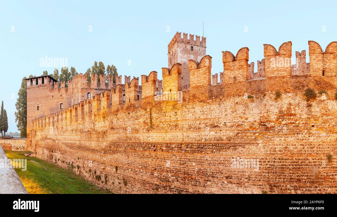 Vista panoramica del Ponte di Castel Vecchio e del Castello lungo l'Adige a Verona Foto Stock