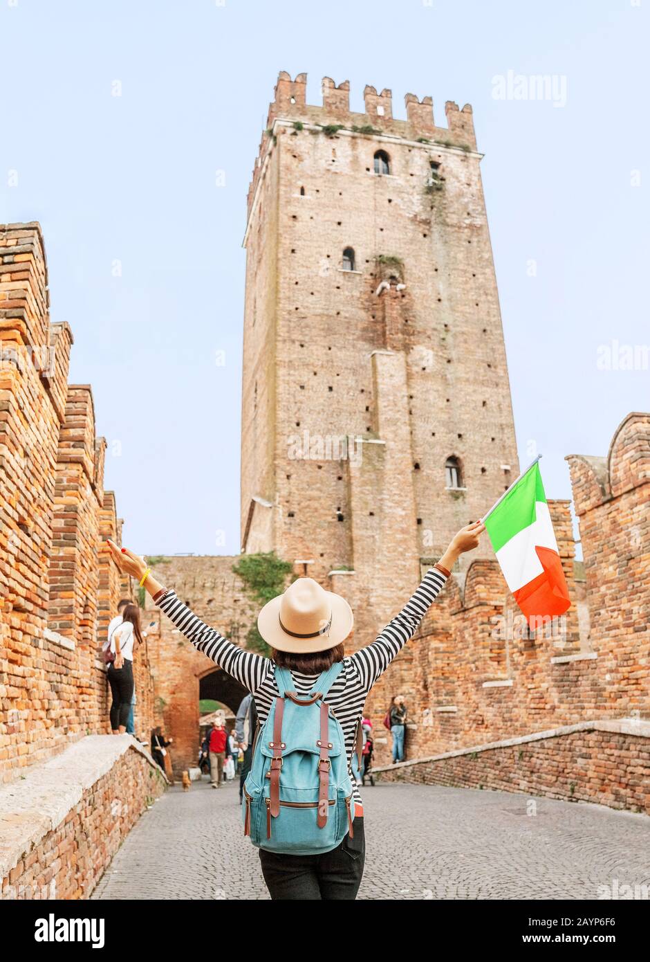 Donna che si gode il suo viaggio a Verona città. Viaggi e vacanze in Italia Foto Stock