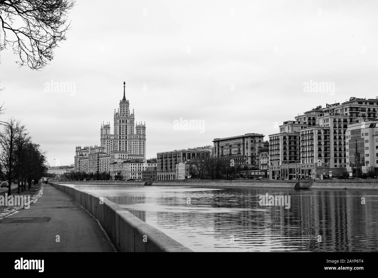Grattacielo di Stalin sull'argine Kotelnicheskaya del fiume Mosca. Antico edificio residenziale, monumento architettonico. Vintage bianco e nero Foto Stock