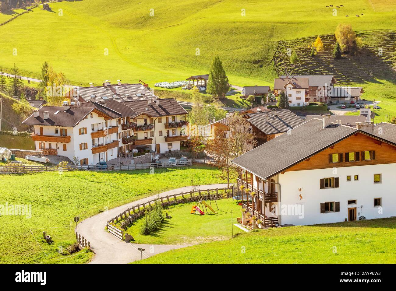 21 OTTOBRE 2018, FUNES, ITALIA: Strada statale sulle Dolomiti che conduce al piccolo villaggio italiano Foto Stock
