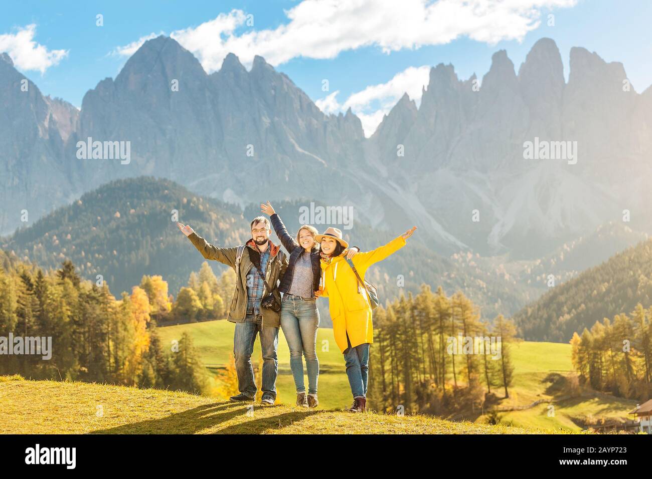 Tre amici attivi viaggiano in vacanza autunnale e vacanze sulle montagne delle Dolomiti nella regione di Bolzano in Italia Foto Stock