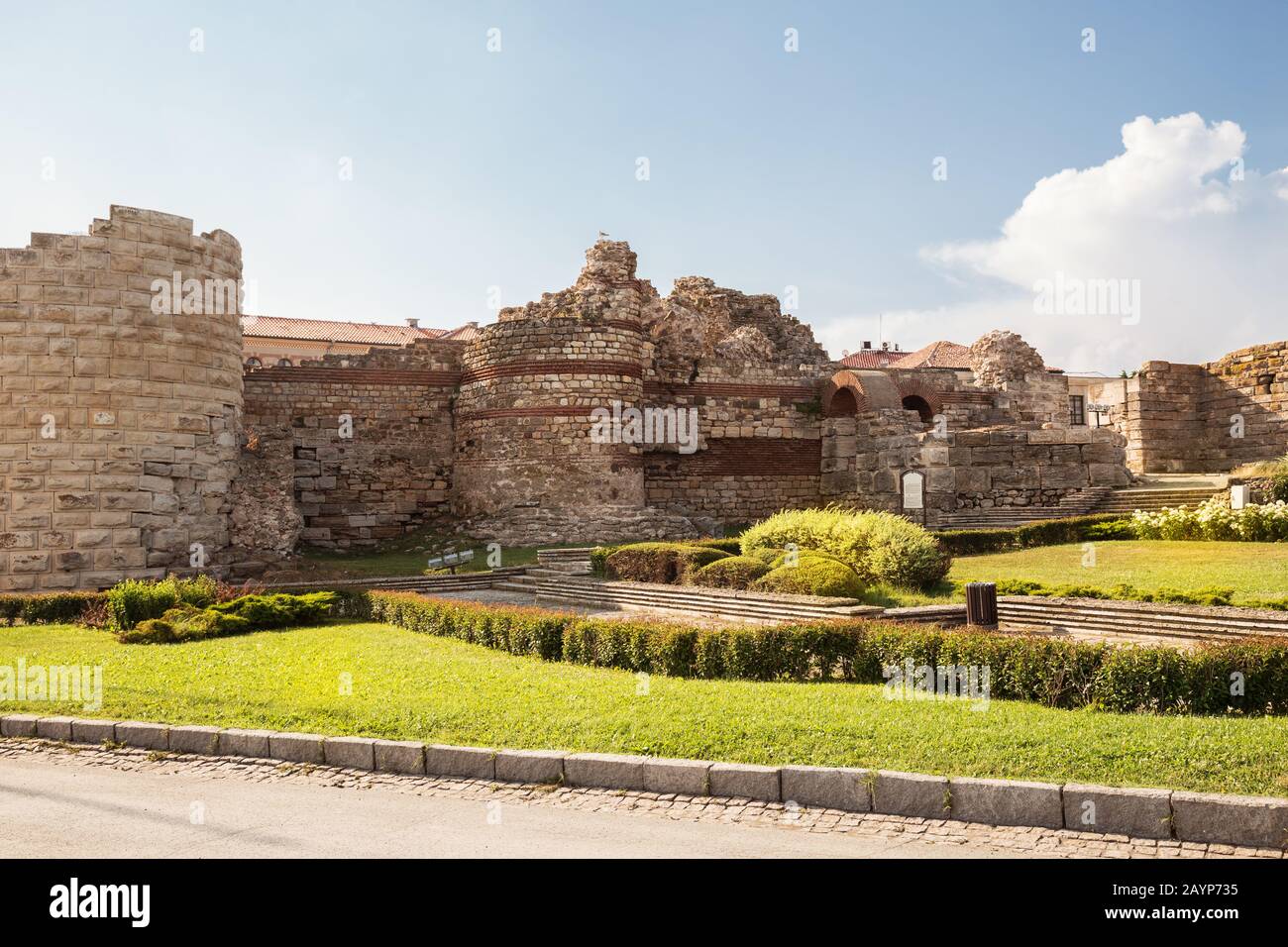 Rovine di antica fortezza nel centro storico di Nessebar, Bulgaria. Mura della città e torri di mattoni e pietra, patrimonio dell'umanità dell'UNESCO Foto Stock