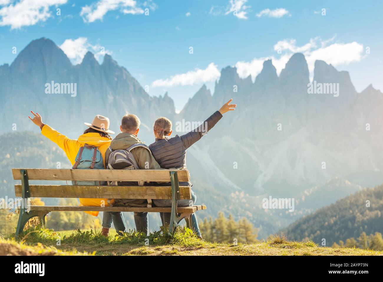 Tre amici attivi viaggiano in vacanza autunnale e vacanze sulle montagne delle Dolomiti nella regione di Bolzano in Italia Foto Stock