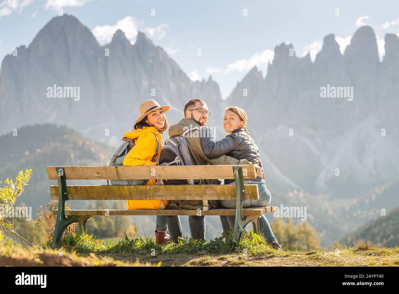 Tre amici attivi viaggiano in vacanza autunnale e vacanze sulle montagne delle Dolomiti nella regione di Bolzano in Italia Foto Stock