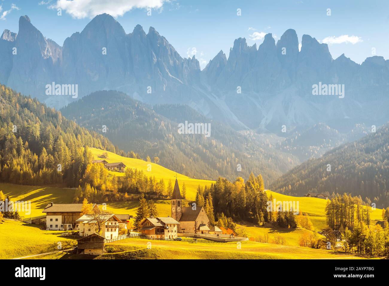 Famosa destinazione di viaggio nella valle delle Dolomiti Funes. Val di Funes e il villaggio di Santa Magdalena in autunno con le Alpi rocciose sullo sfondo Foto Stock