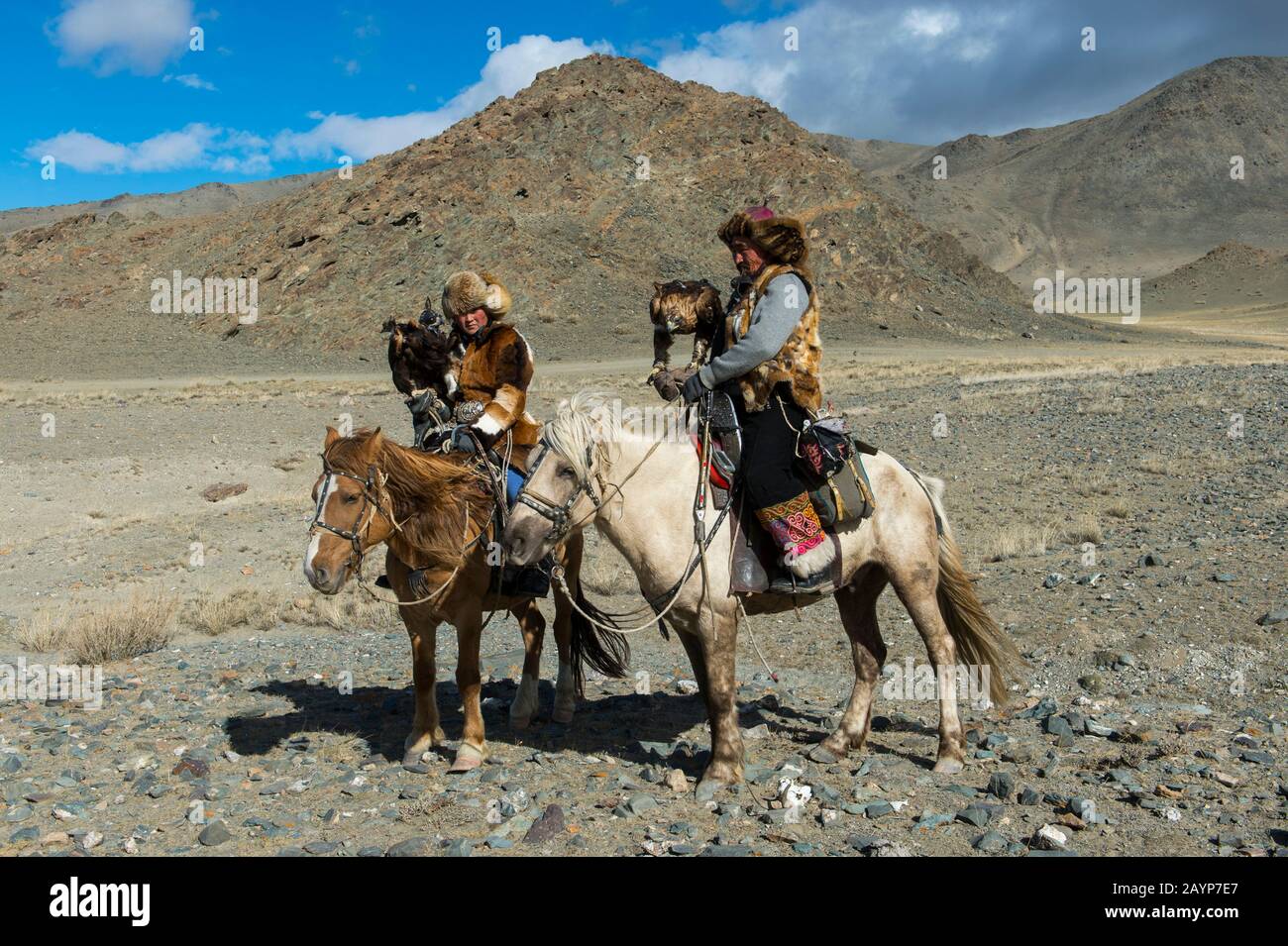Un padre kazako e un cacciatore di aquila figlia nella valle di Sagsai nelle montagne Altai sulla strada per l'annuale Festival dell'aquila dorata vicino alla città di Foto Stock