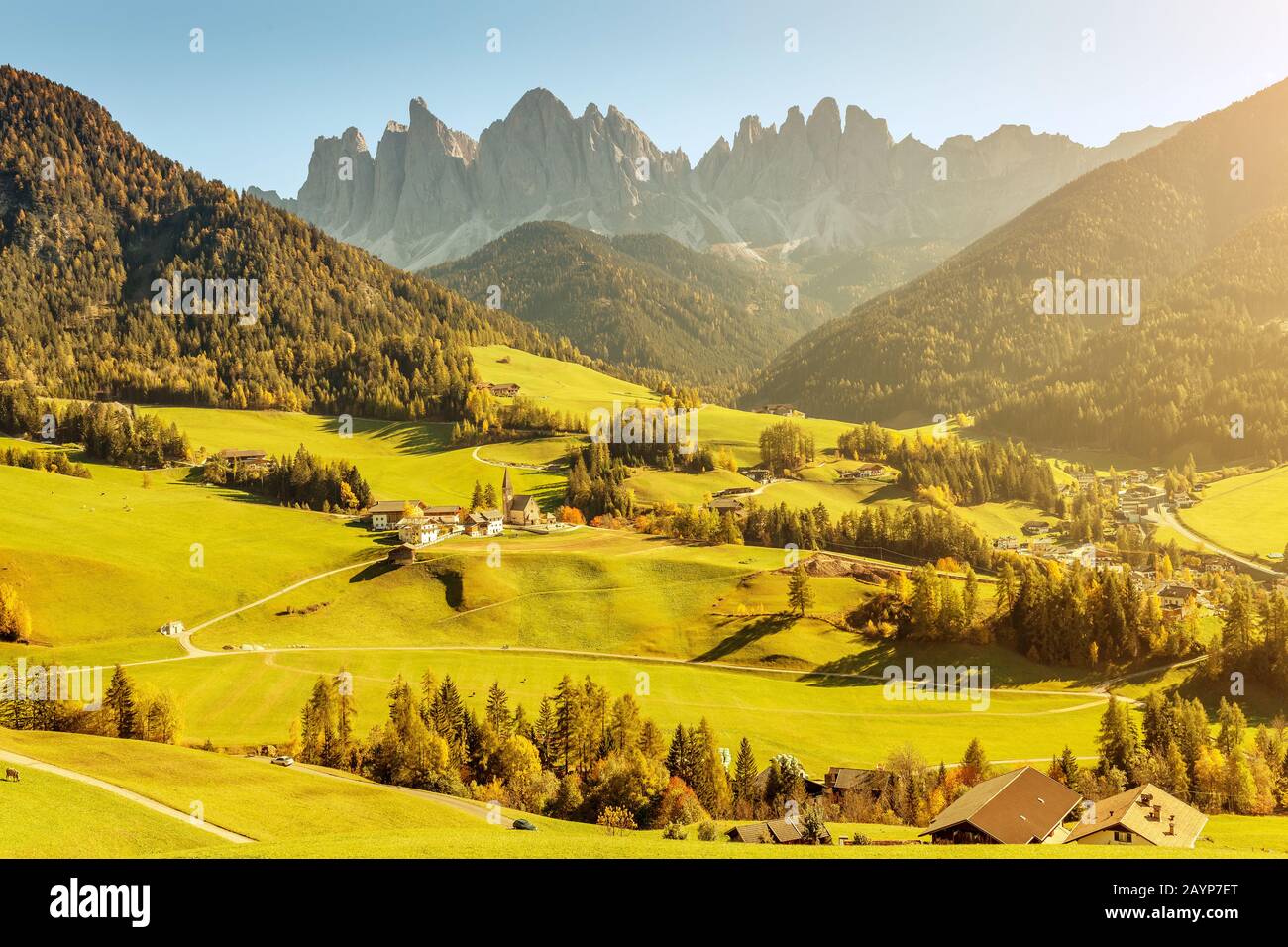Famosa destinazione di viaggio nella valle delle Dolomiti Funes. Val di Funes e il villaggio di Santa Magdalena in autunno con le Alpi rocciose sullo sfondo Foto Stock