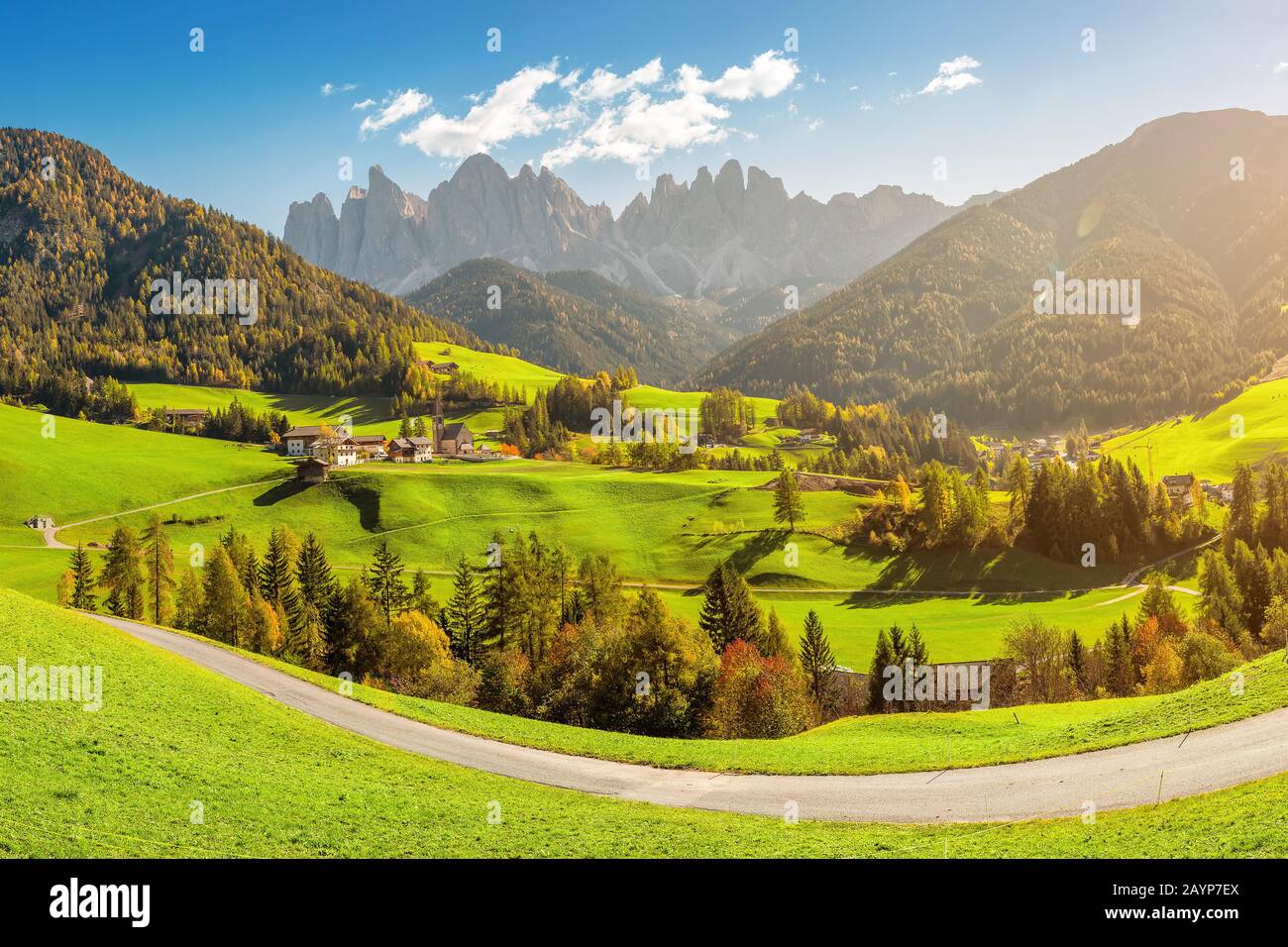 Famosa destinazione di viaggio nella valle delle Dolomiti Funes. Val di Funes e il villaggio di Santa Magdalena in autunno con le Alpi rocciose sullo sfondo Foto Stock