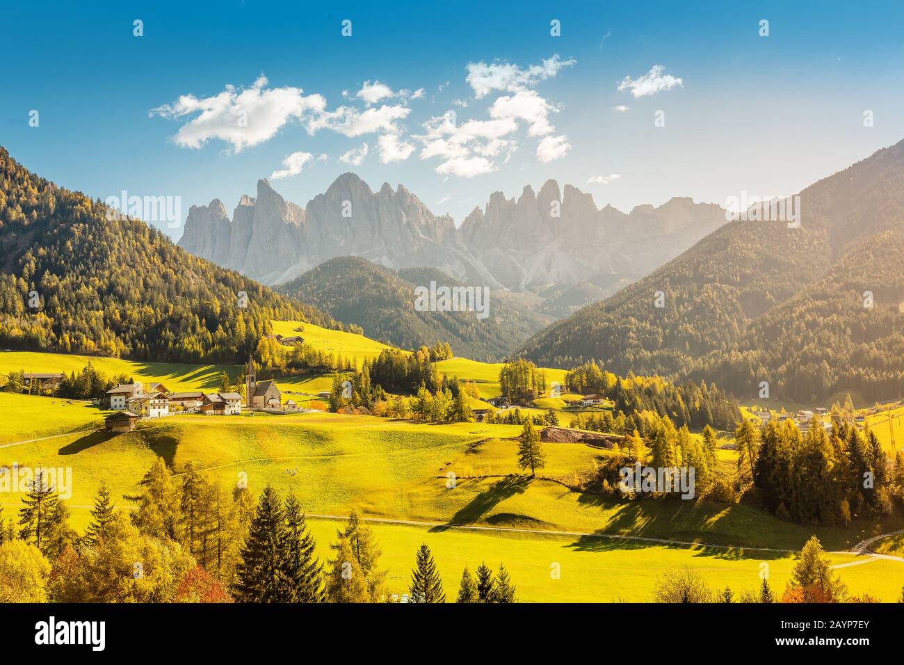 Famosa destinazione di viaggio nella valle delle Dolomiti Funes. Val di Funes e il villaggio di Santa Magdalena in autunno con le Alpi rocciose sullo sfondo Foto Stock