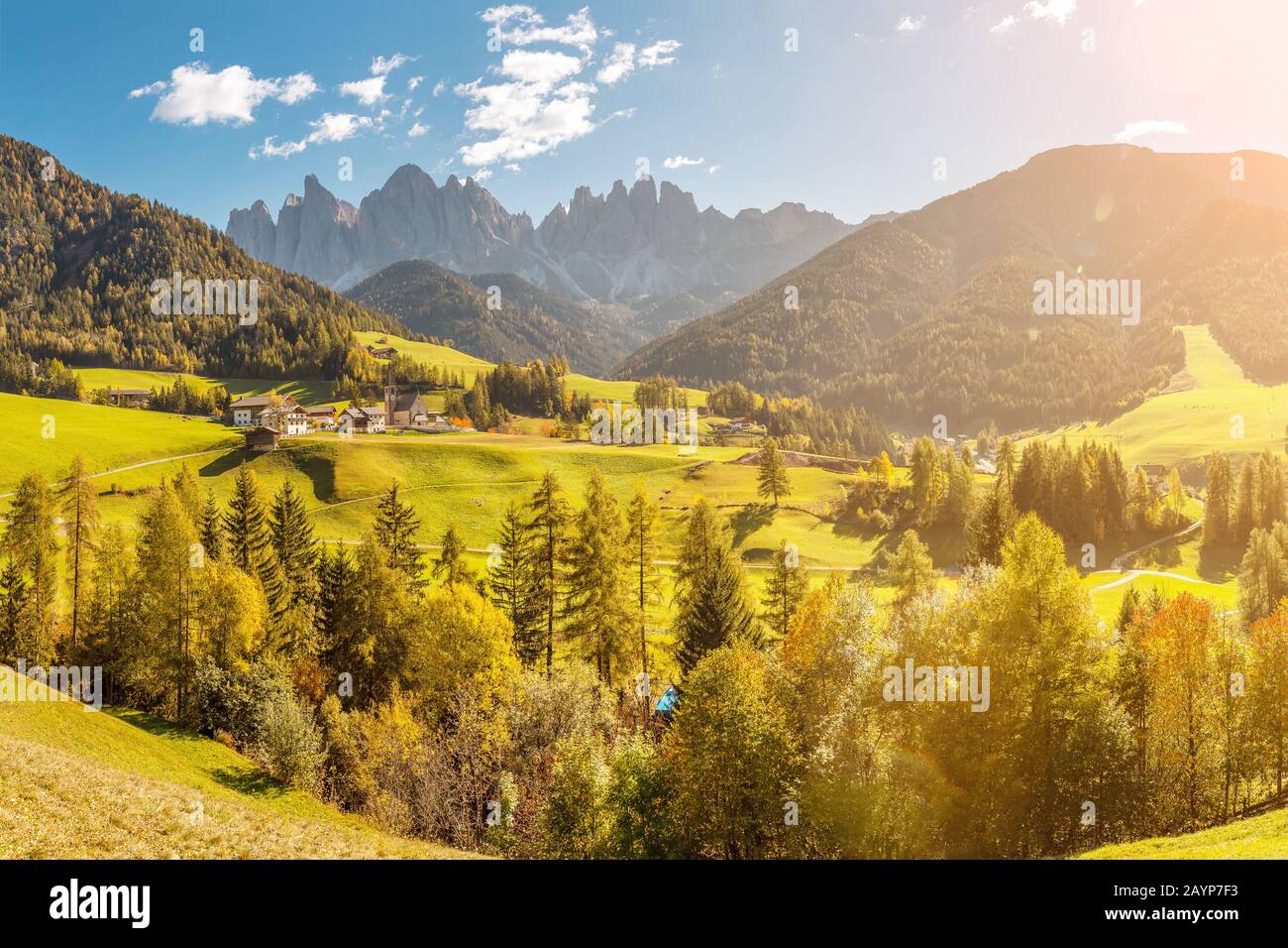 Famosa destinazione di viaggio nella valle delle Dolomiti Funes. Val di Funes e il villaggio di Santa Magdalena in autunno con le Alpi rocciose sullo sfondo Foto Stock
