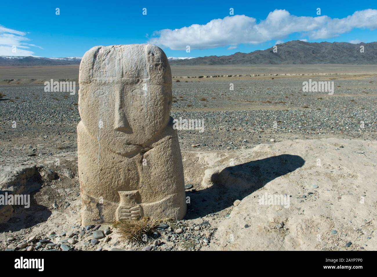 Un monumento turkico del 7th secolo che si erge nel paesaggio arido della Valle Sagsai nei Monti Altai vicino alla città di Ulgii (Ölgii) nel Bayan Foto Stock