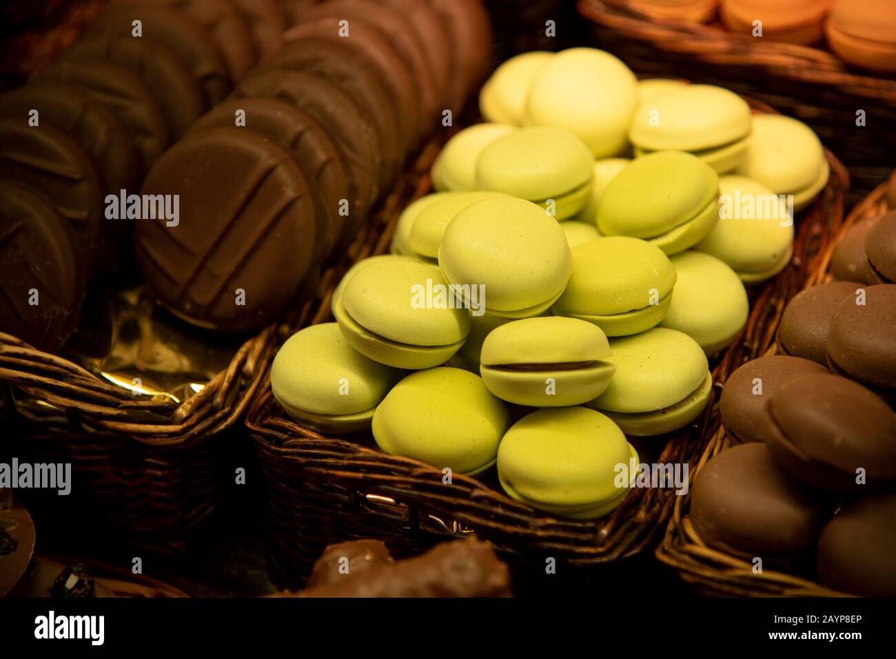 Freschi e colorati deliziosi macaron rotondi biscotti dolci con cioccolato  su un piatto Foto stock - Alamy