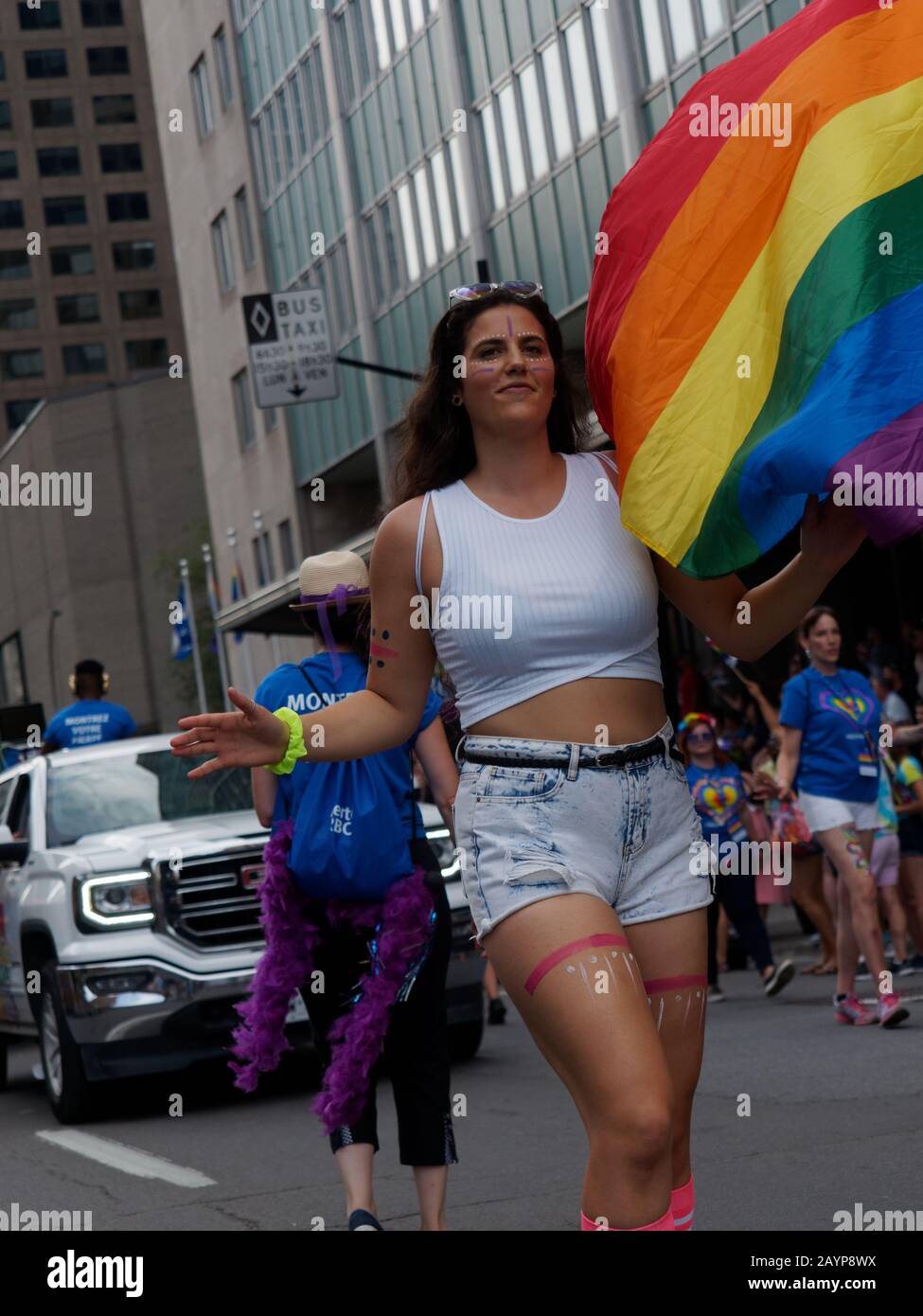 Montreal, Canada. Una giovane donna partecipa alla sfilata del Montreal Pride nel centro di Montreal. Foto Stock