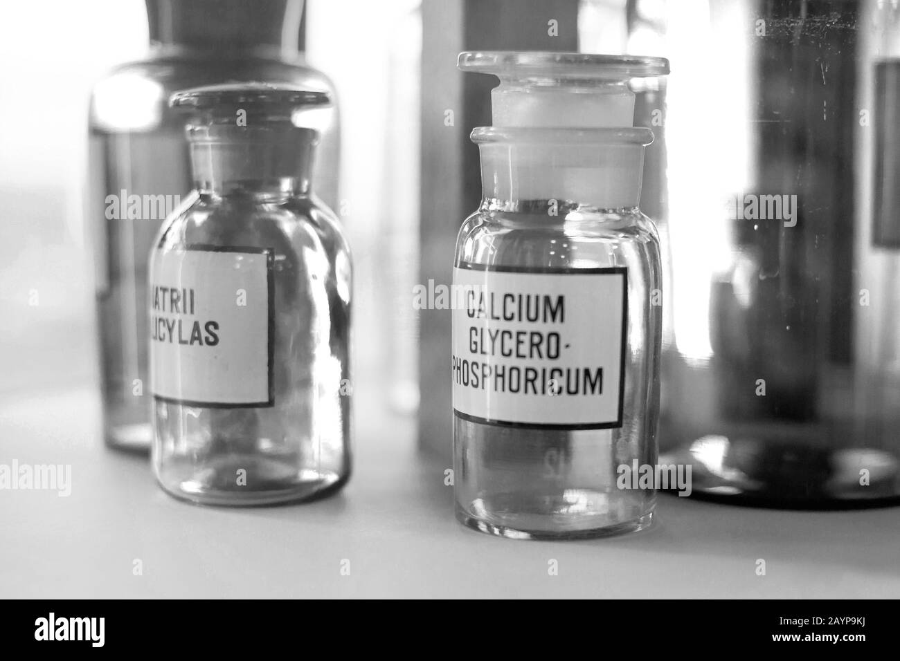 Flaconi vintage per medicinali con prodotti chimici piridossina in in scaffale per farmacia. Vetreria chimica da laboratorio e matracci per prove scientifiche. Medicina di farmacia Foto Stock