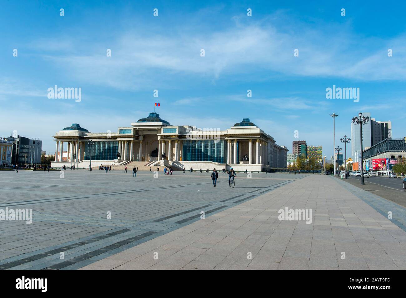 Il Palazzo del Governo sulla Piazza di Sukhbaatar o la Piazza di Genghis Khan chiamata anche Piazza Chingis Khan con nel centro cittadino di Ulaanbaatar, Mongolia. Foto Stock