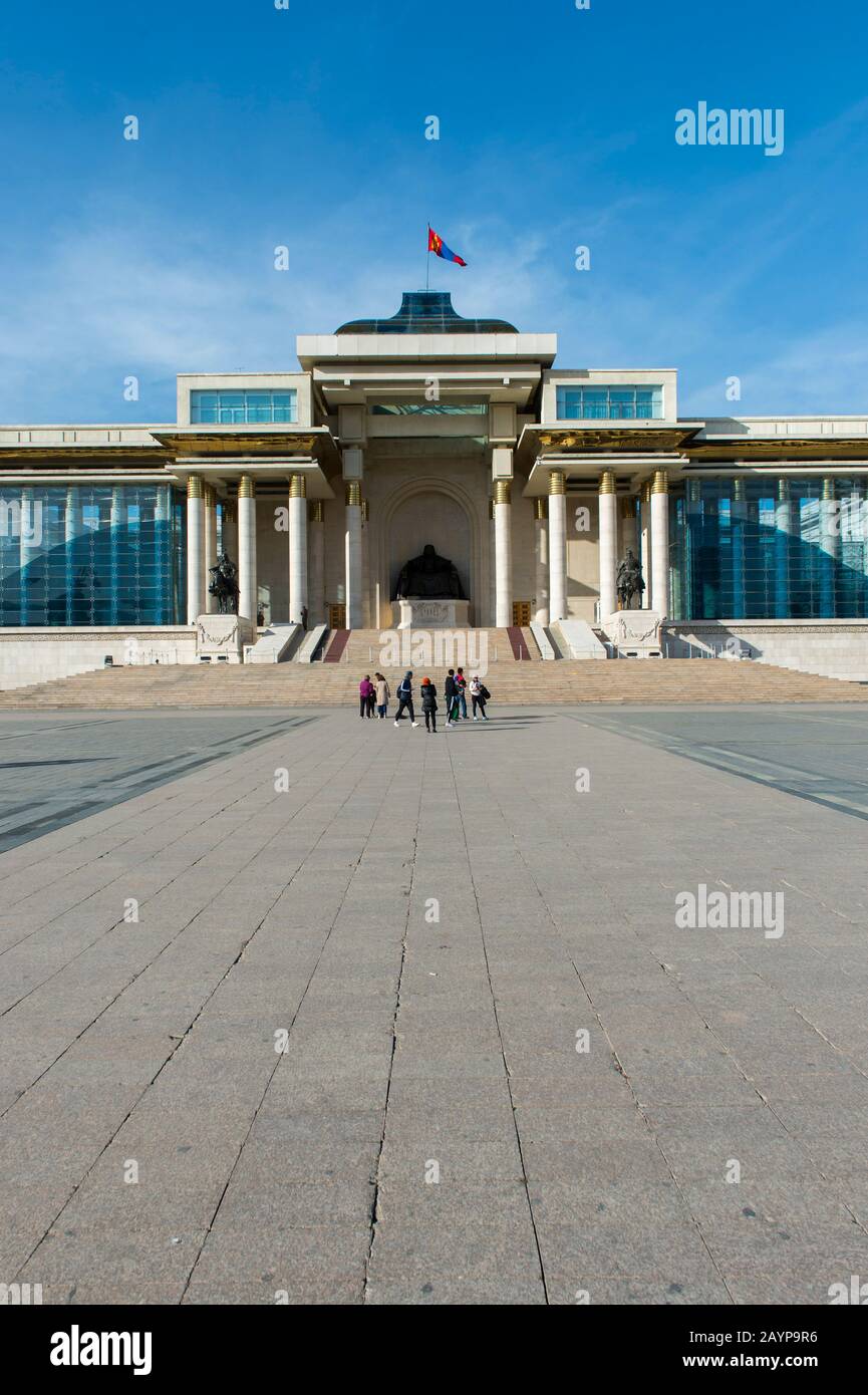 Il Palazzo del Governo sulla Piazza di Sukhbaatar o la Piazza di Genghis Khan chiamata anche Piazza Chingis Khan con nel centro cittadino di Ulaanbaatar, Mongolia. Foto Stock