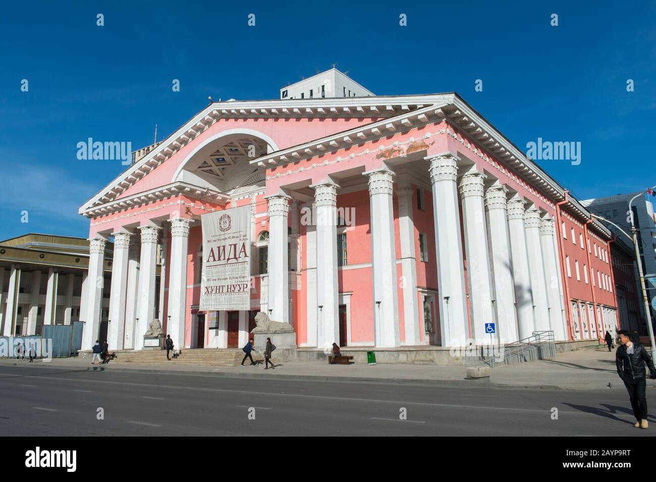 Il teatro dell'opera sulla piazza di Sukhbaatar o su quella di Genghis Khan, chiamata anche Chingis Khan, nel centro di Ulaanbaatar, Mongolia. Foto Stock