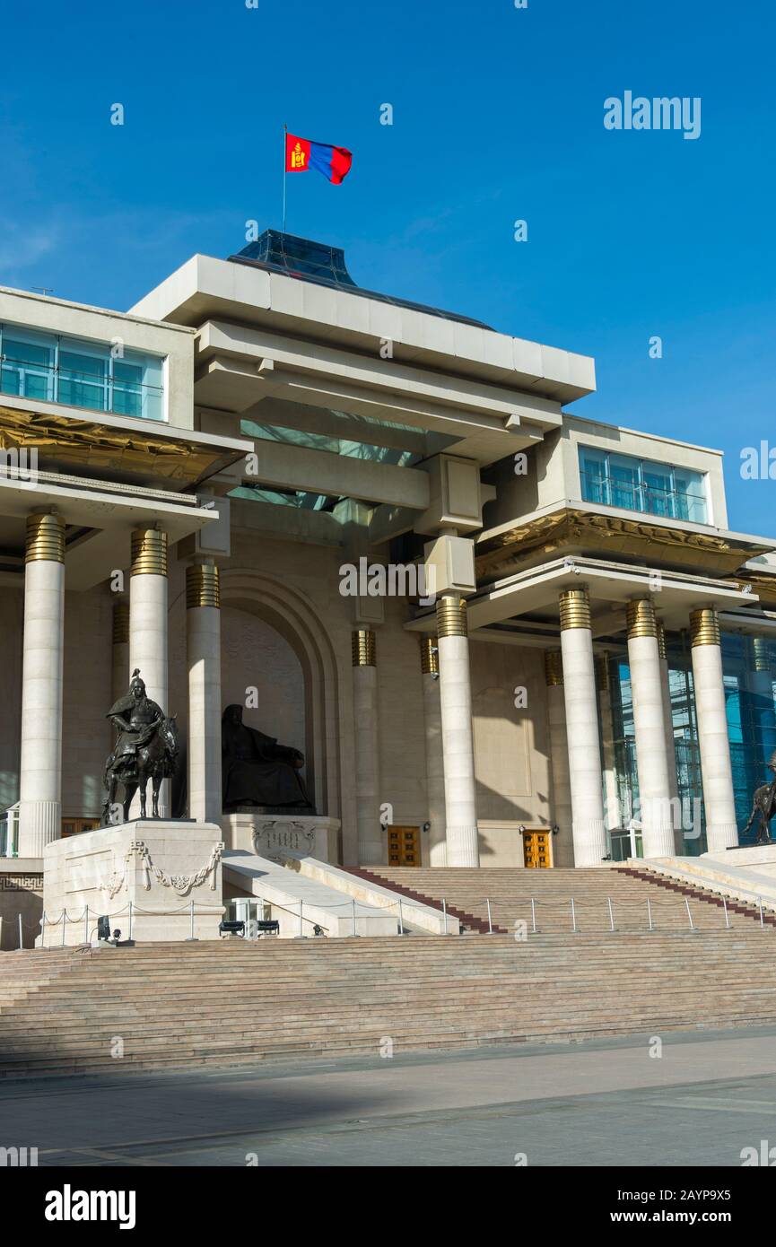 Il Palazzo del Governo sulla Piazza di Sukhbaatar o la Piazza di Genghis Khan chiamata anche Piazza Chingis Khan con nel centro cittadino di Ulaanbaatar, Mongolia. Foto Stock
